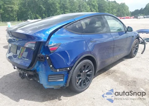 2024 Tesla Model Y Long Range Dual Motor All-Wheel Drive z USA, uszkodzony, nr VIN 7SAYGAEE8RF109560